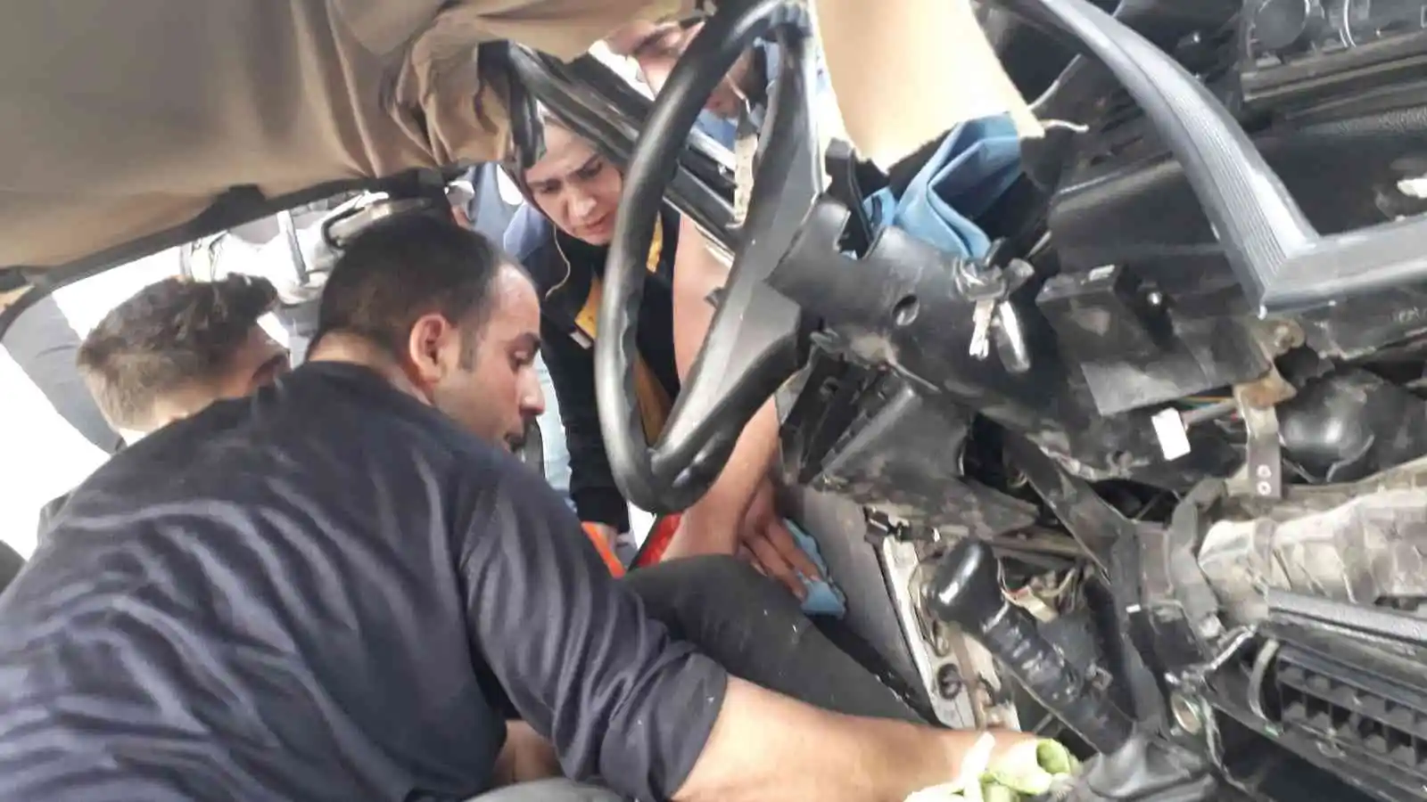 Kontrolden çıkan otomobil üst geçit direğine çarptı: 2 yaralı