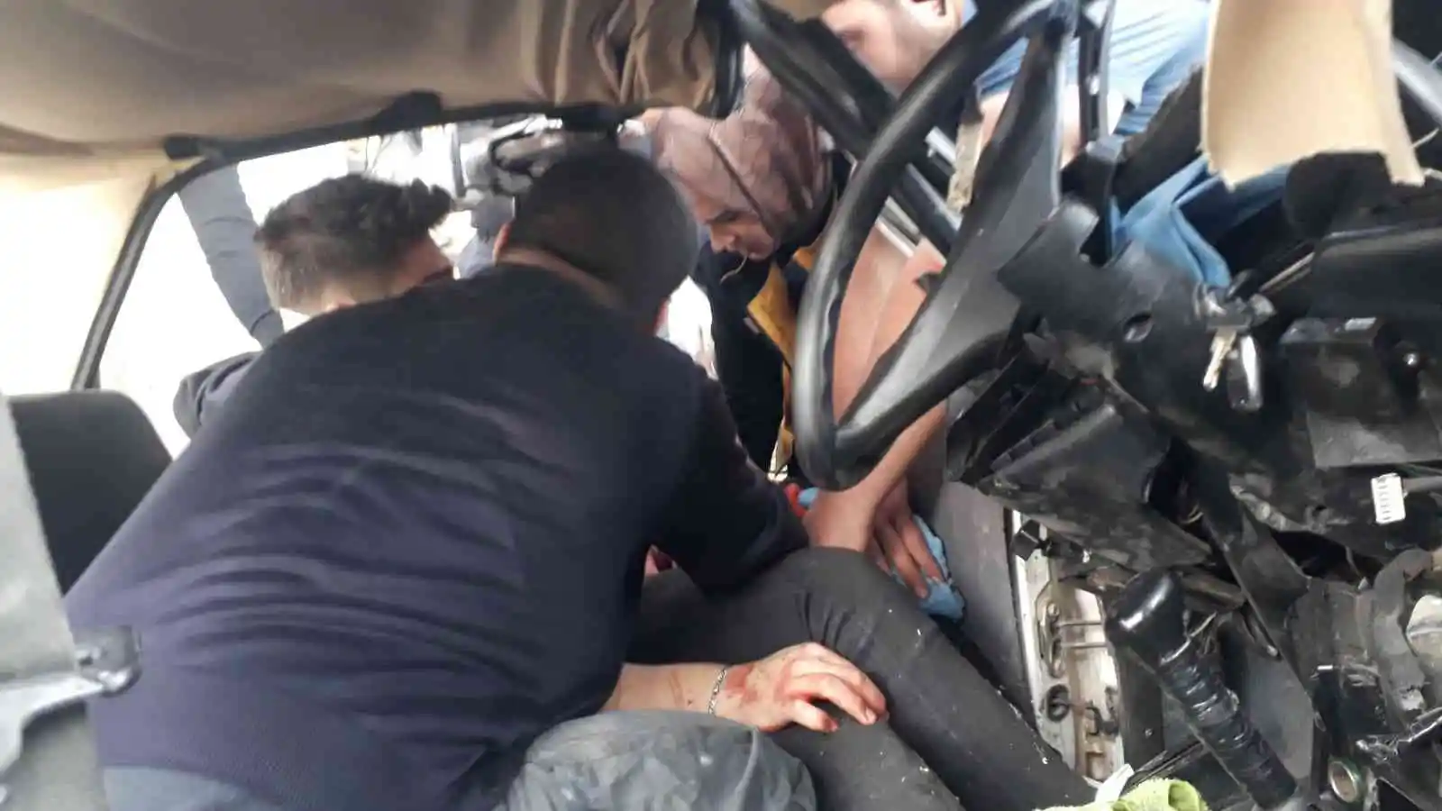 Kontrolden çıkan otomobil üst geçit direğine çarptı: 2 yaralı