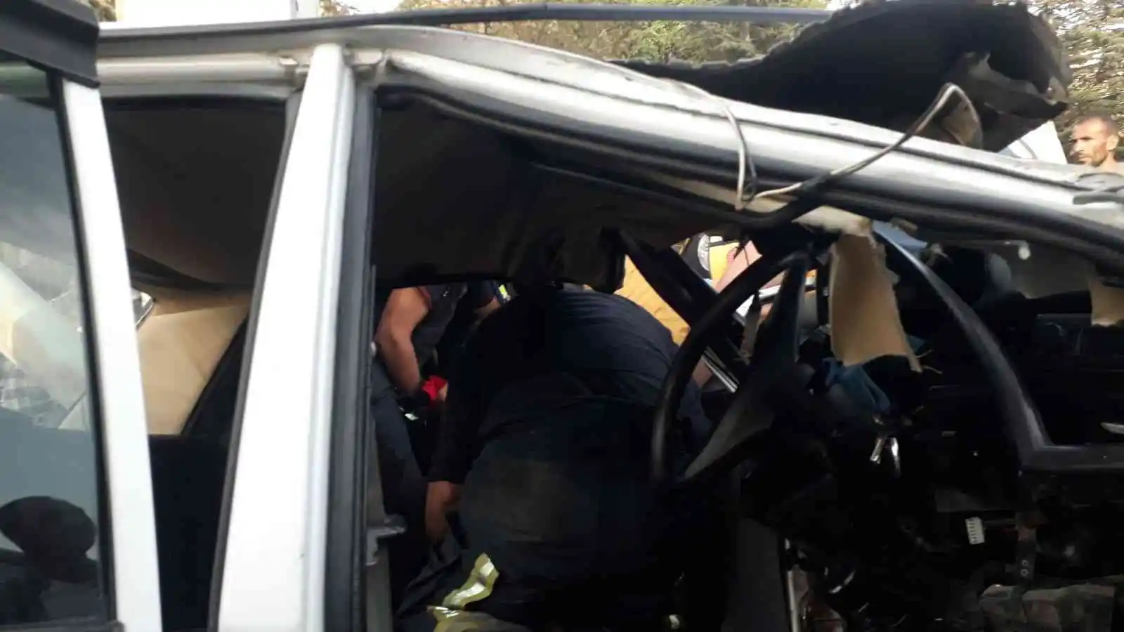 Kontrolden çıkan otomobil üst geçit direğine çarptı: 2 yaralı