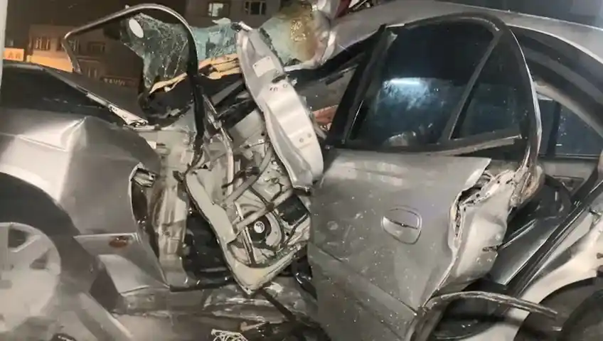 Kontrolünü kaybeden sürücü üst geçidin ayağına çarptı : 1 yaralı
