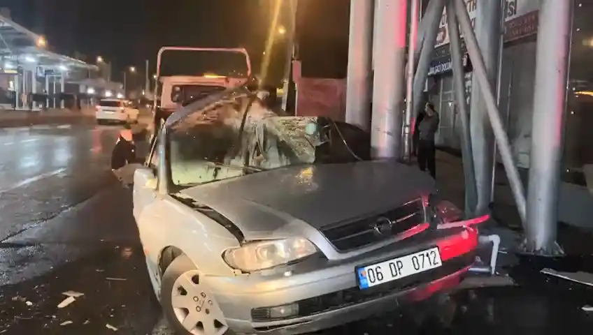Kontrolünü kaybeden sürücü üst geçidin ayağına çarptı : 1 yaralı
