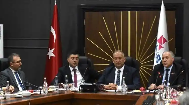 Kosova Kalkınma Bakanı Fikrim Damka DAİB’i ziyaret etti