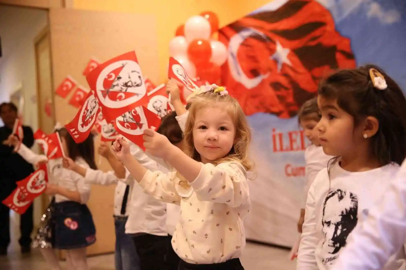 Kreşlerdeki çocukların cumhuriyet mutluluğu