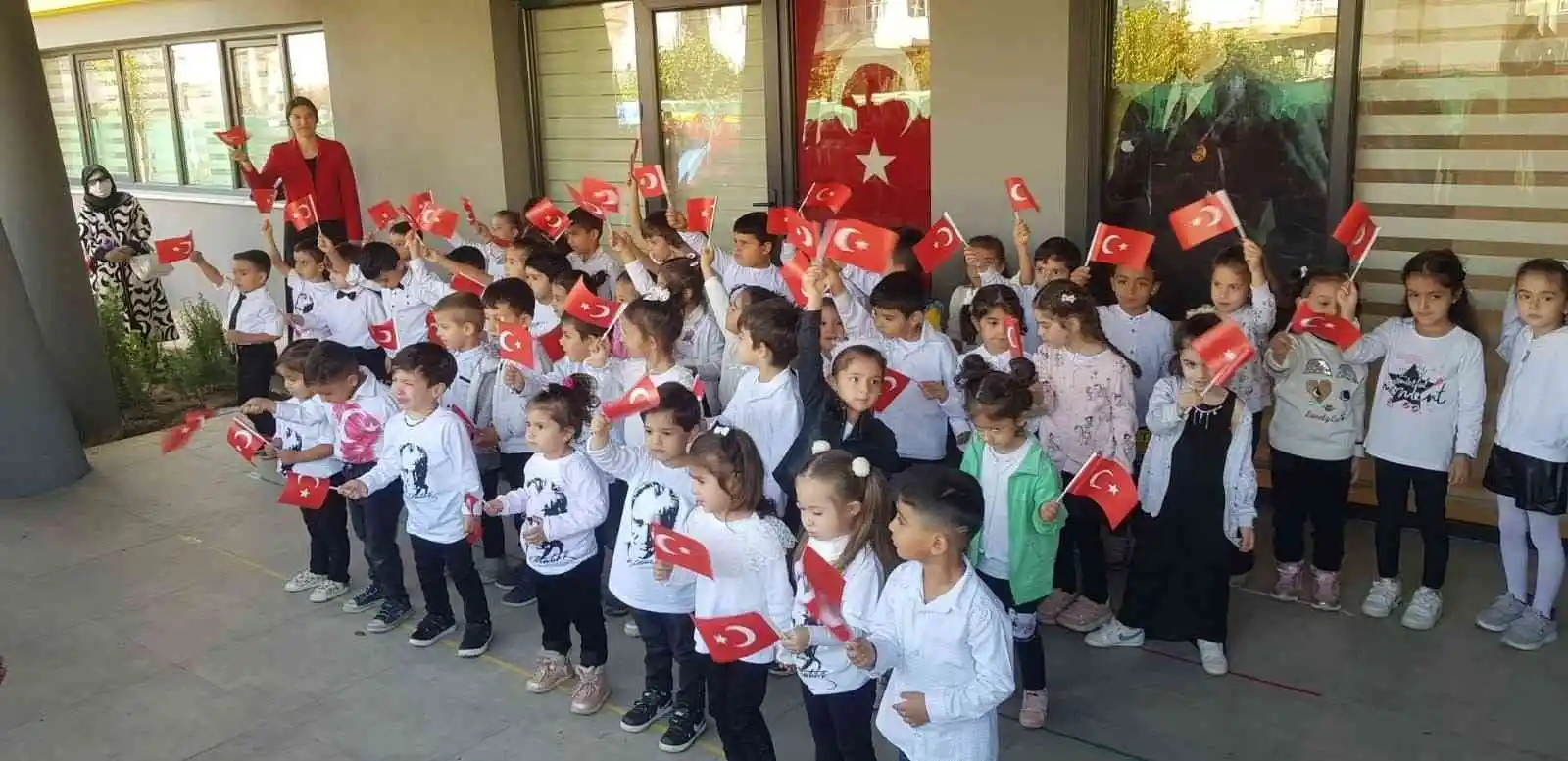 Kreşlerdeki çocukların cumhuriyet mutluluğu