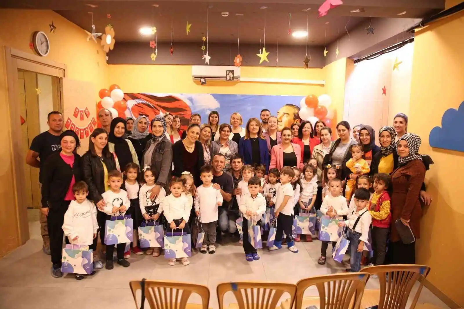 Kreşlerdeki çocukların cumhuriyet mutluluğu