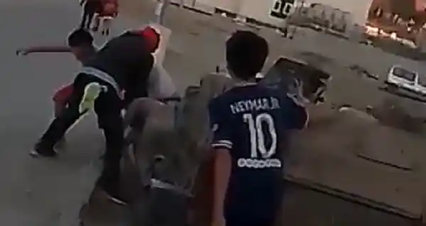 Küçük çocukları tekme tokat dövdü