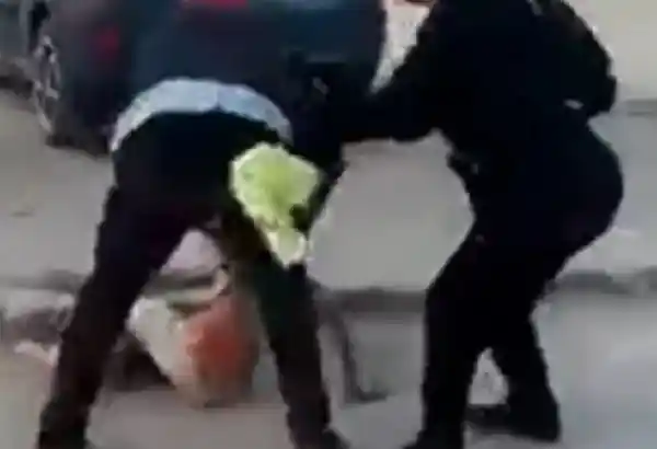 Küçük çocukları tekme tokat dövdü