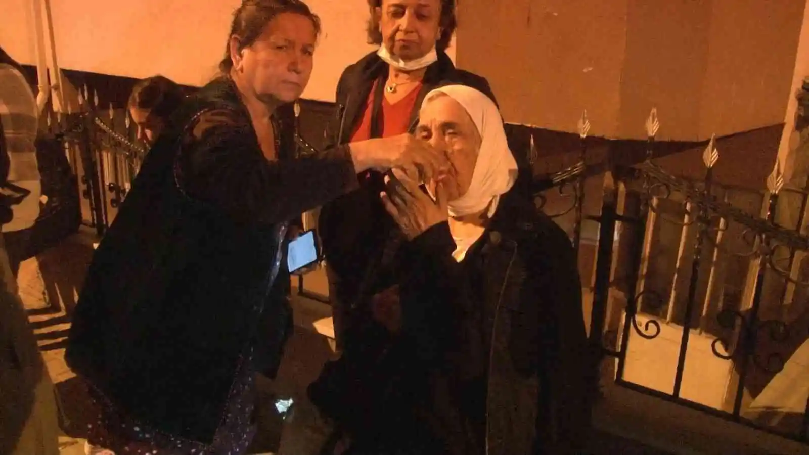 Küçükçekmece'de 14 katlı binada çıkan yangın büyük paniğe neden oldu

