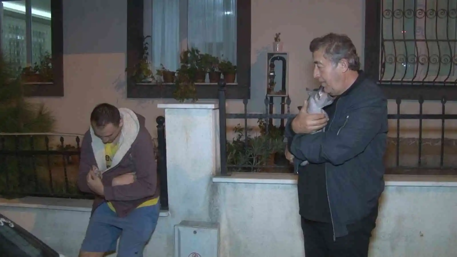 Küçükçekmece’de 14 katlı binada çıkan yangın büyük paniğe neden oldu
