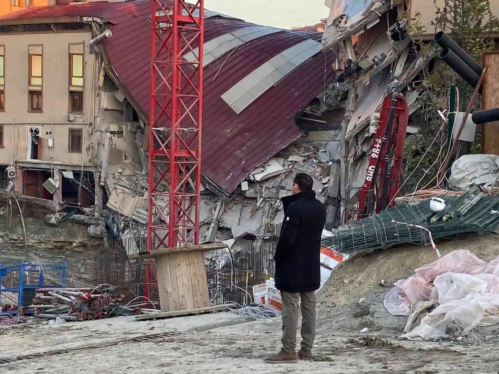 Küçükçekmece’de çöken binanın bilançosu gün ağarınca ortaya çıktı
