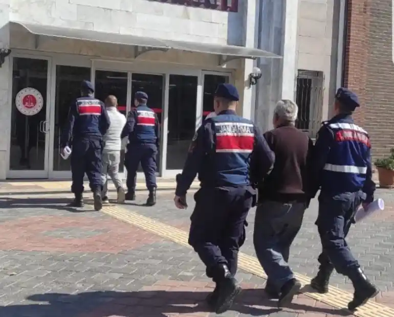 Kurdukları düzenekle araçlardan mazot çalan 2 şüpheli tutuklandı
