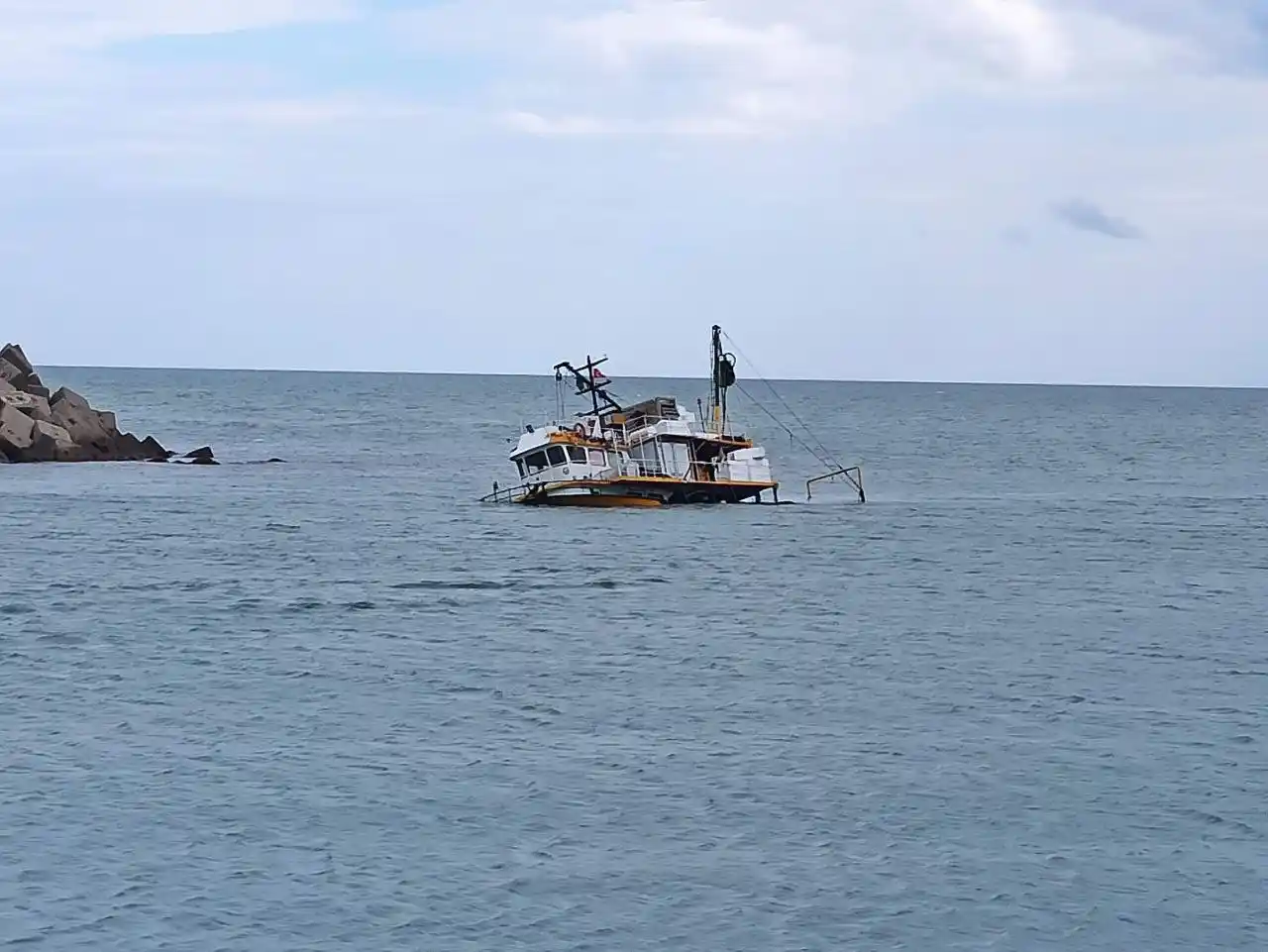 Kurtarılmak isterken batan tekne 2 gündür kurtarılmayı bekliyor
