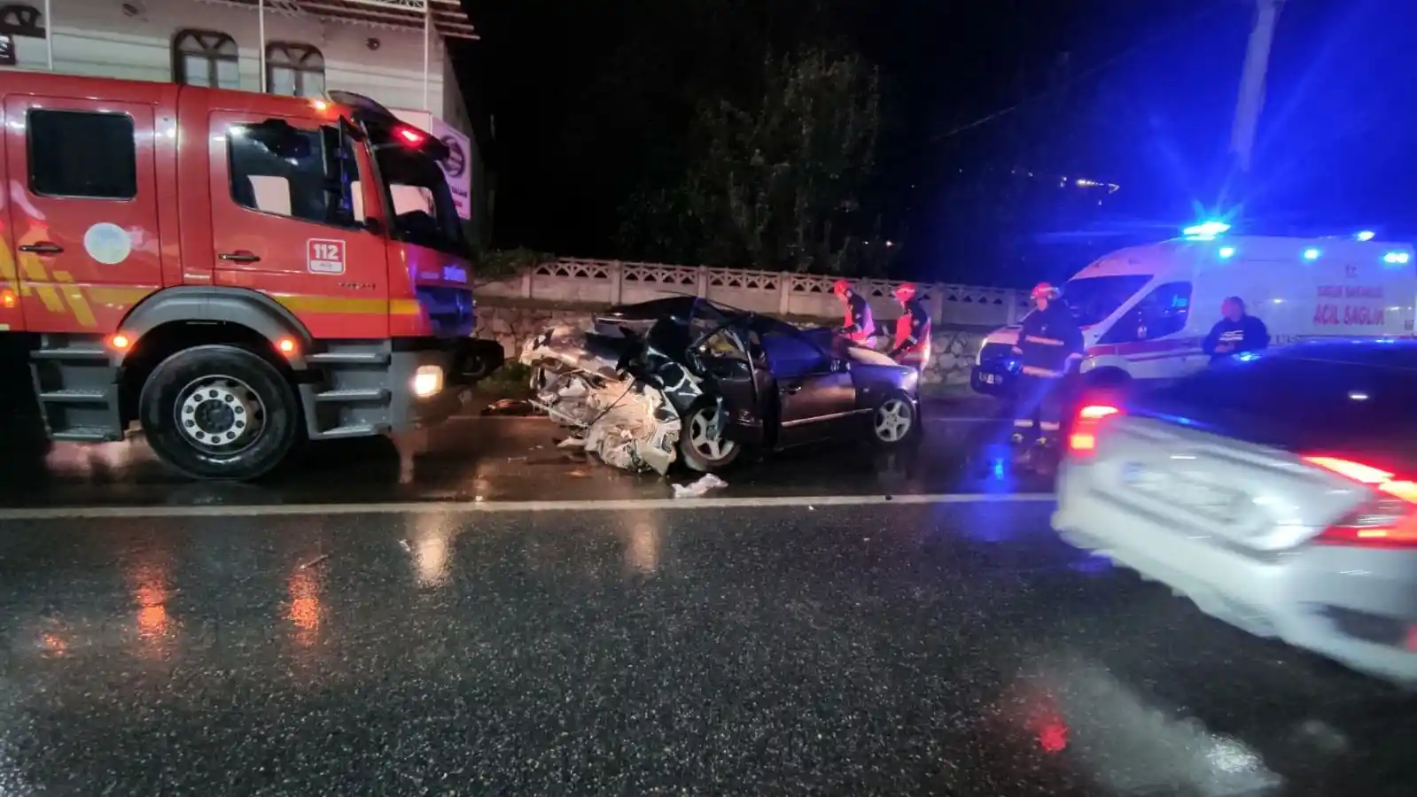 Lüks otomobiller kağıt gibi ezildi: 4 yaralı
