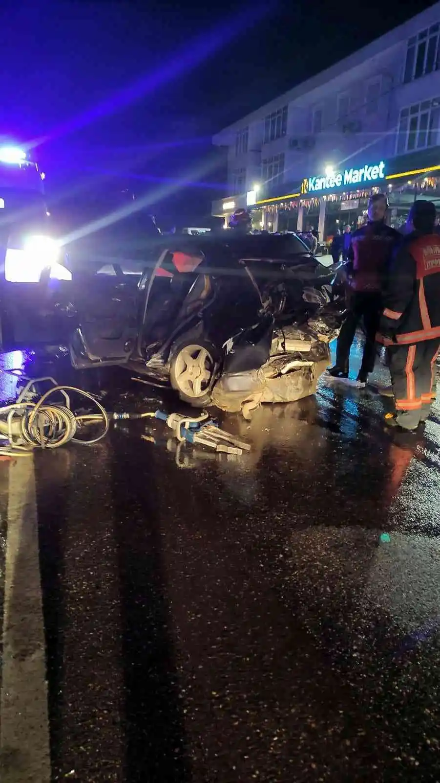 Lüks otomobiller kağıt gibi ezildi: 4 yaralı
