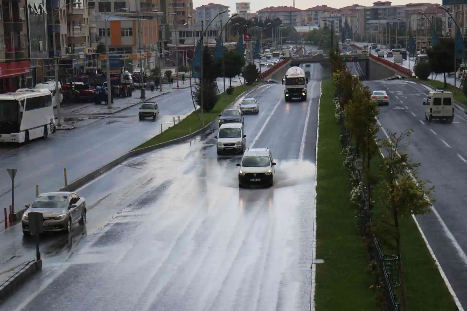 Malatya’da sağanak yağış etkili oldu
