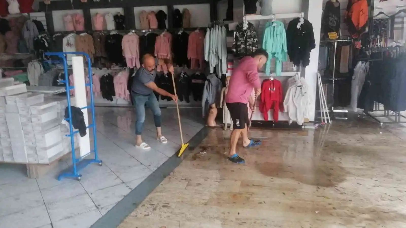 Manavgat'ta sağanak yağmur ve dolu etkili oldu
