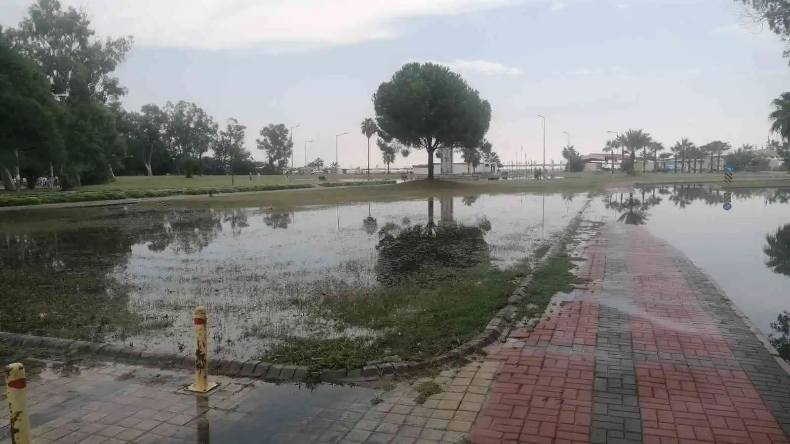 Manavgat’ta sağanak yağmur ve dolu etkili oldu
