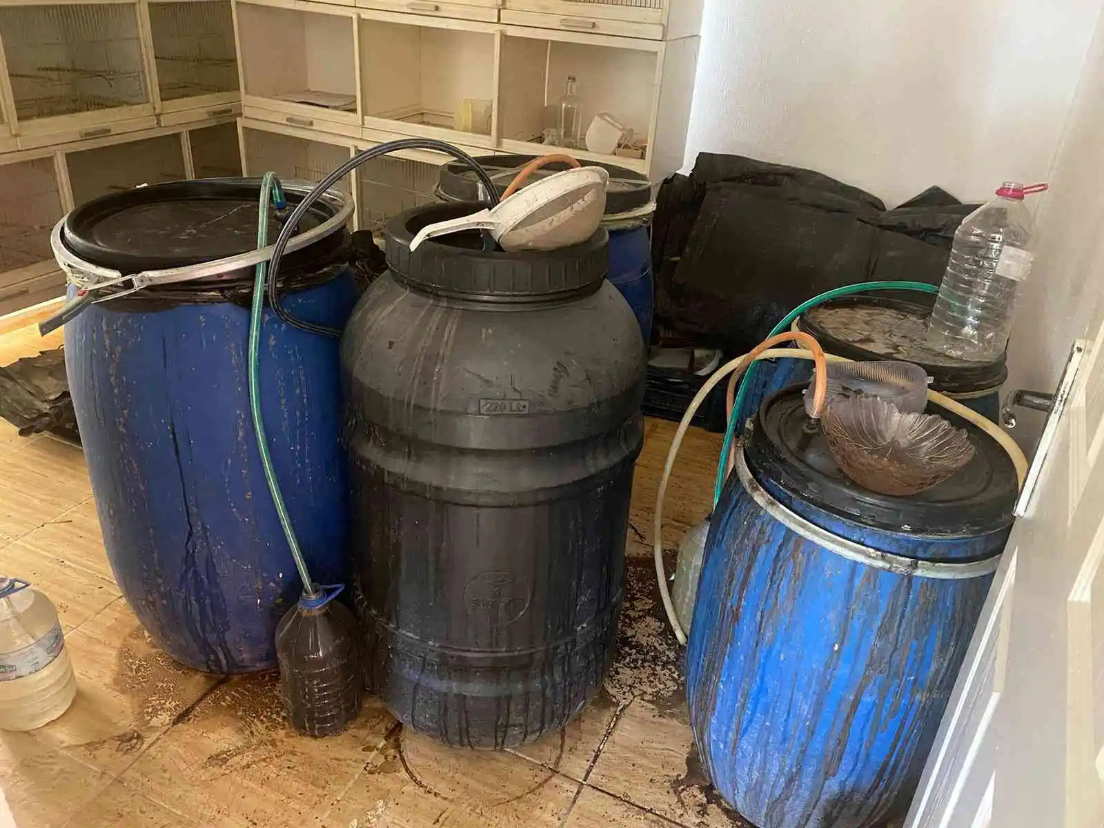 Manisa'da bağ evinde kaçak şarap ele geçirildi