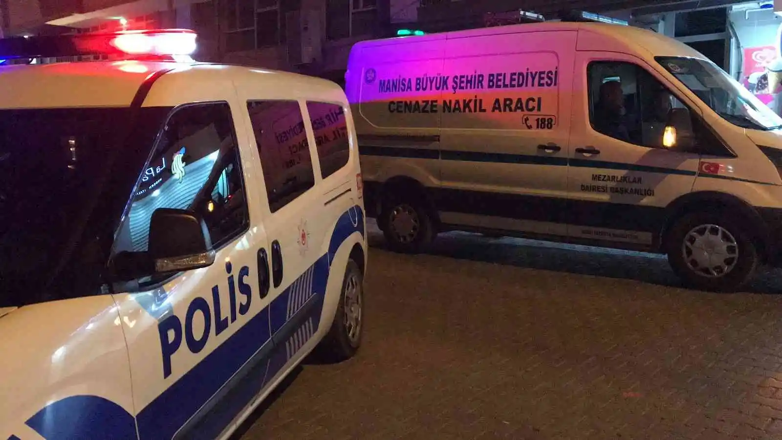 Manisa'da koca dehşeti: Cinnet getirdi, karısını bıçaklayarak öldürdü