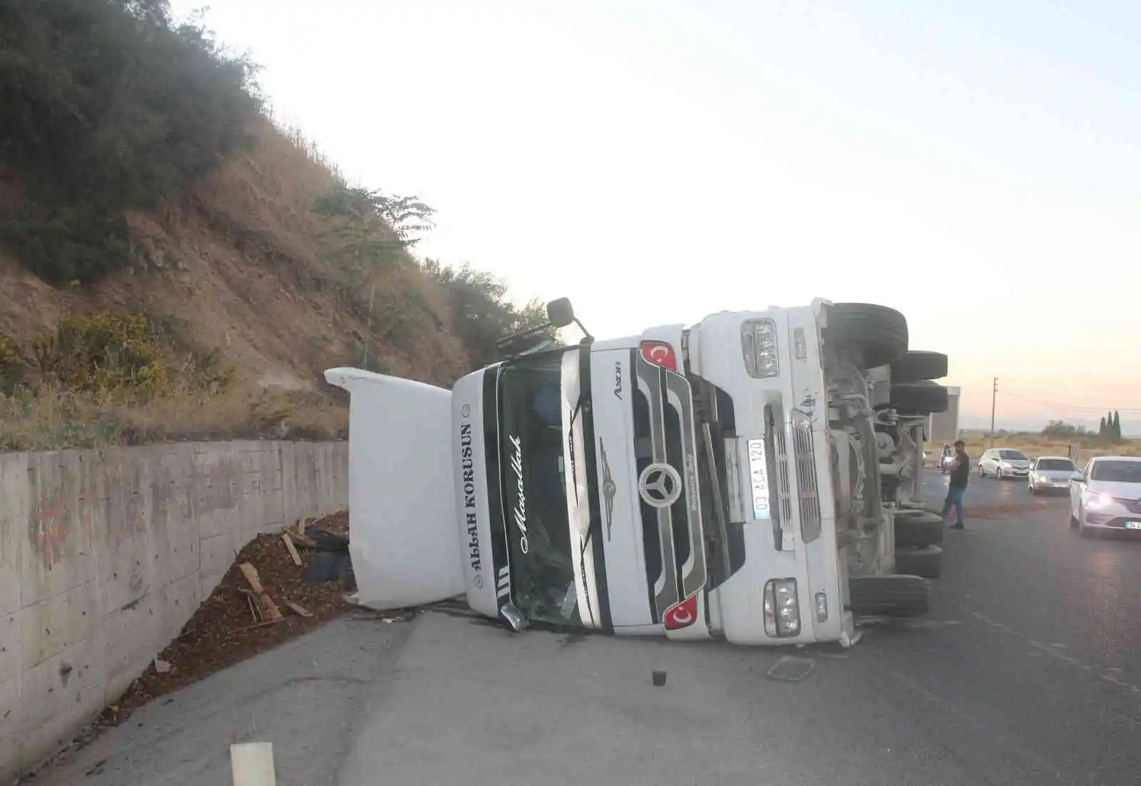 Manisa’da talaş yüklü tır devrildi: 1 yaralı