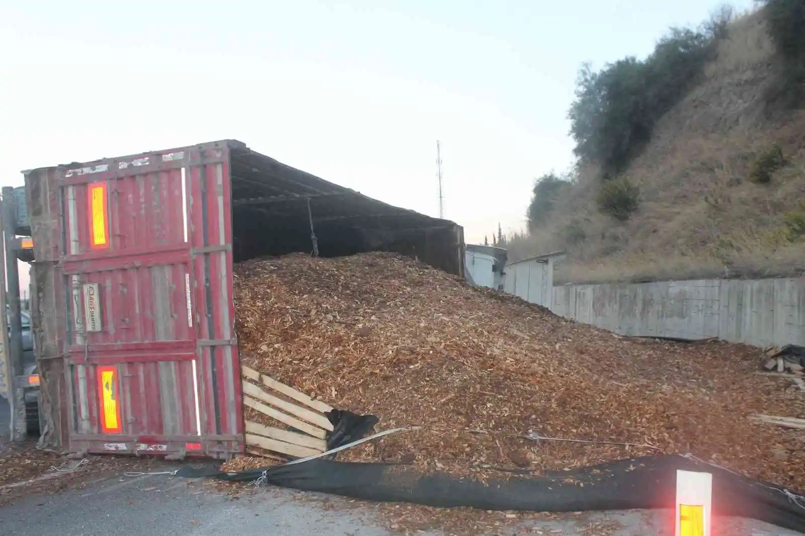 Manisa’da talaş yüklü tır devrildi: 1 yaralı