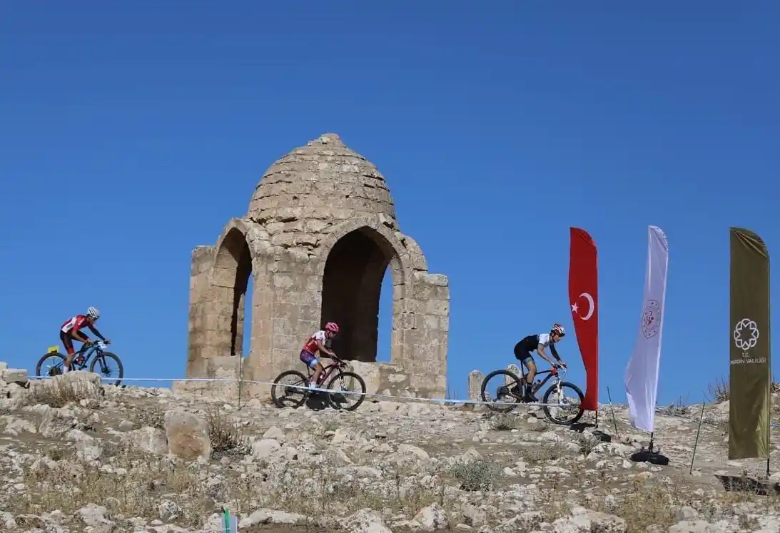 Mardin'de bisikletçiler, Dara Antik Kenti'nde pedal çevirdi
