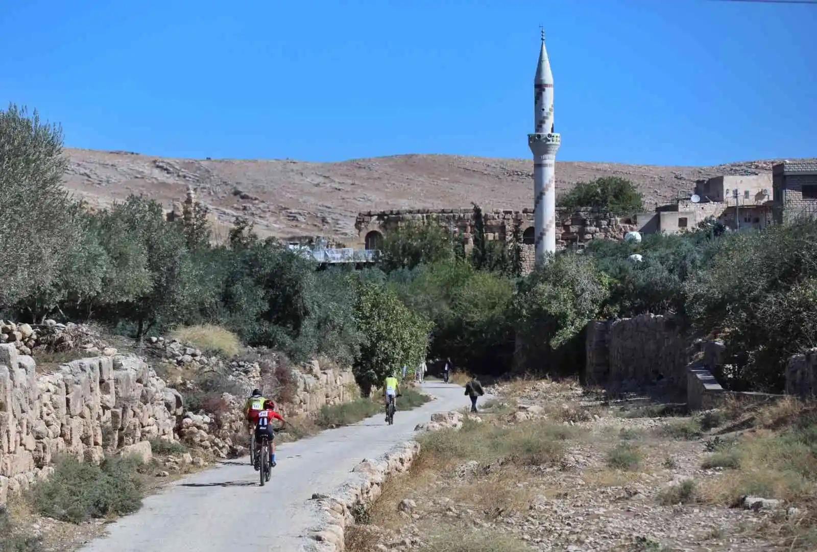 Mardin’de bisikletçiler, Dara Antik Kenti’nde pedal çevirdi
