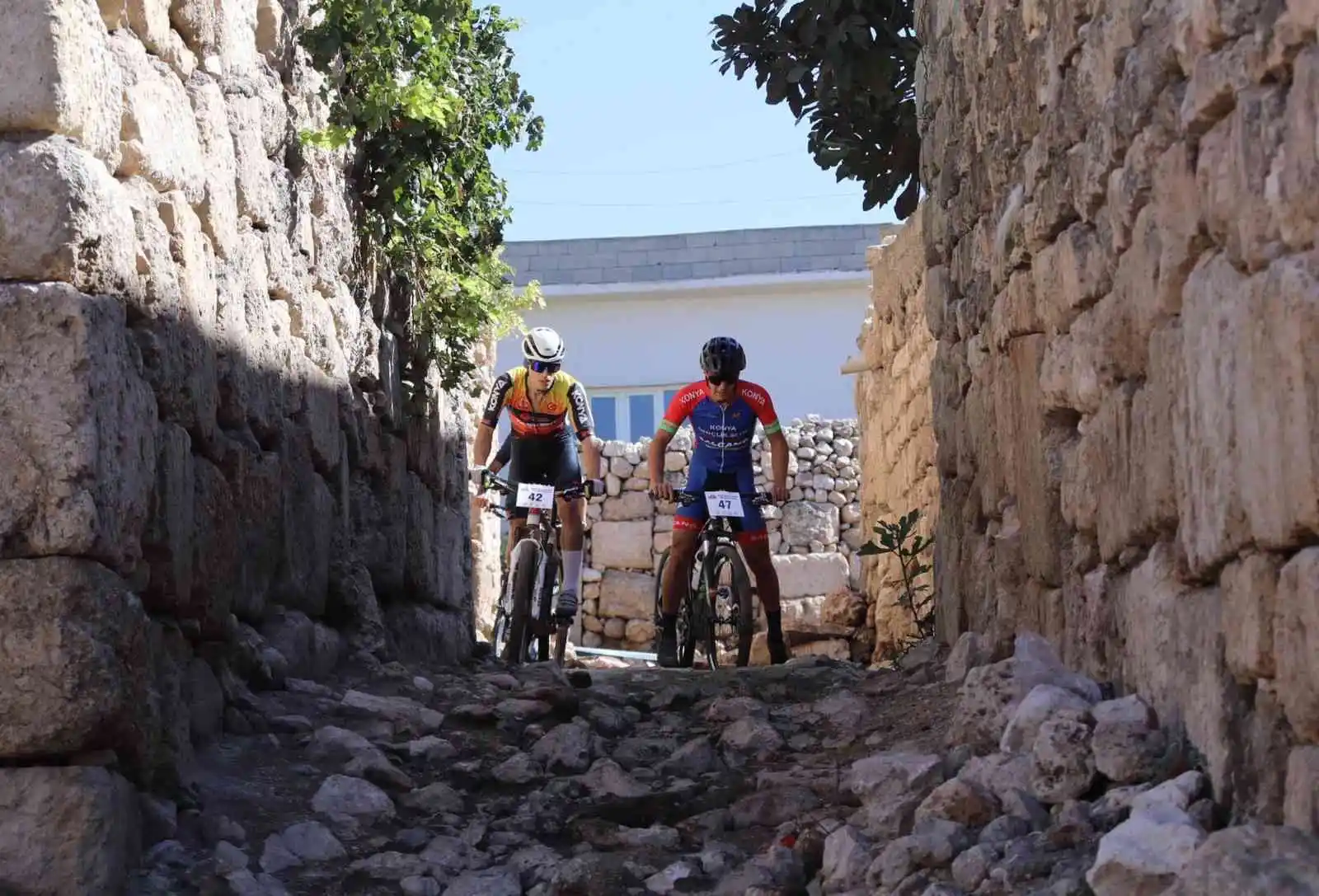 Mardin’de bisikletçiler, Dara Antik Kenti’nde pedal çevirdi
