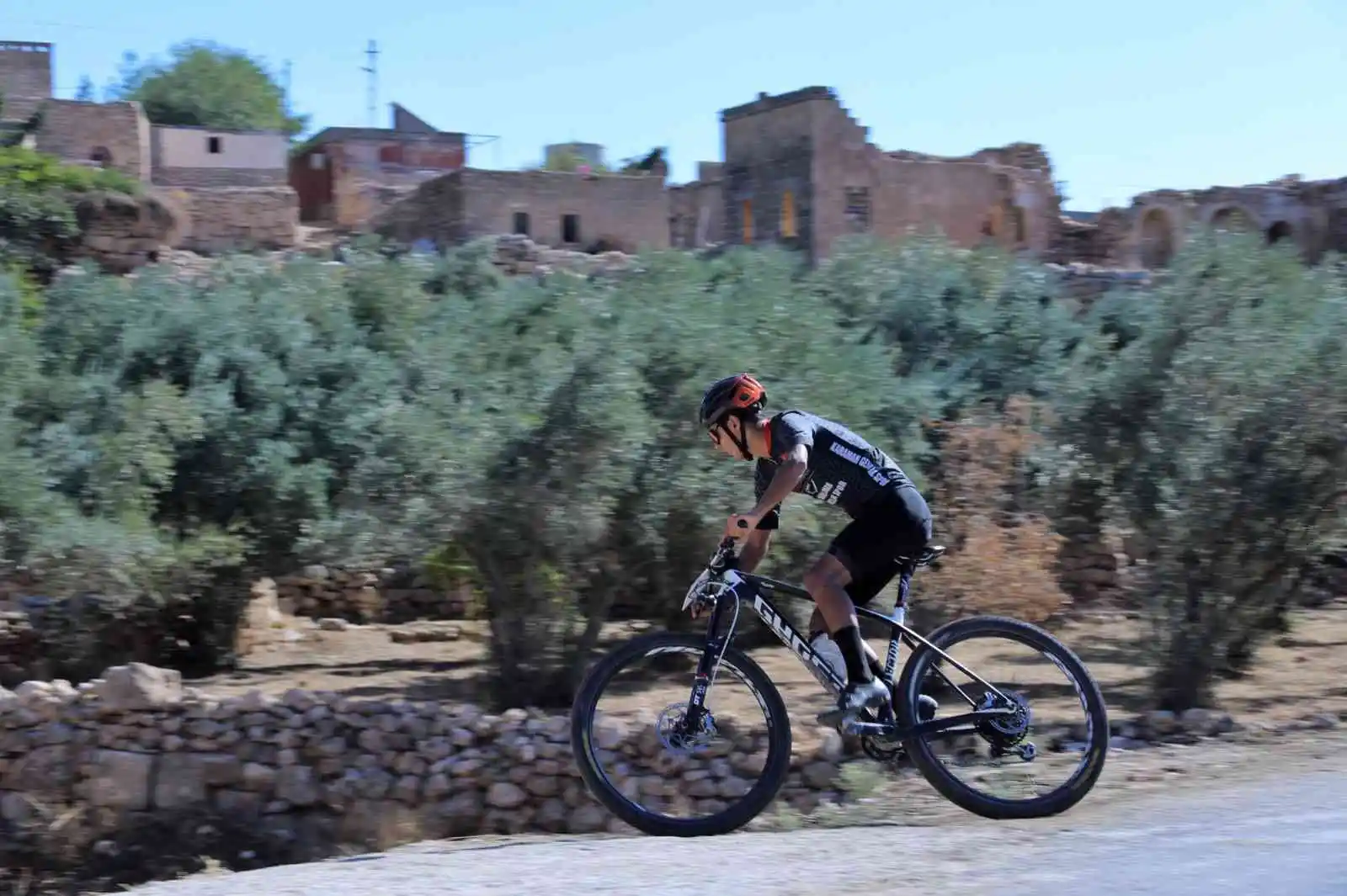 Mardin’de bisikletçiler, Dara Antik Kenti’nde pedal çevirdi
