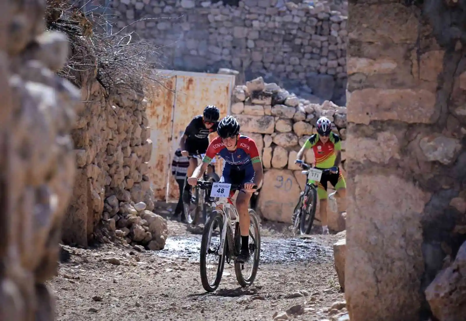 Mardin’de bisikletçiler, Dara Antik Kenti’nde pedal çevirdi
