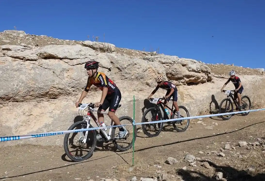 Mardin’de bisikletçiler, Dara Antik Kenti’nde pedal çevirdi
