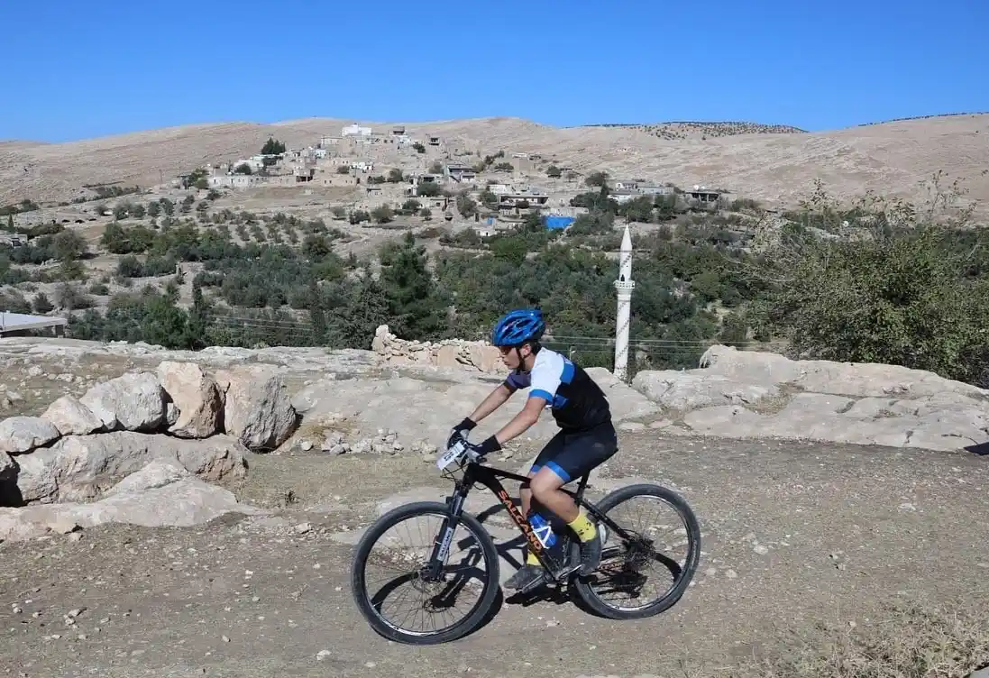 Mardin’de bisikletçiler, Dara Antik Kenti’nde pedal çevirdi
