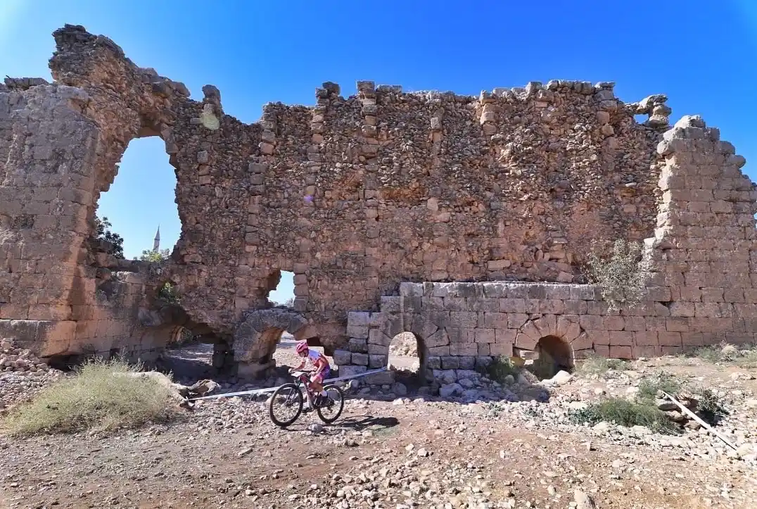 Mardin’de bisikletçiler, Dara Antik Kenti’nde pedal çevirdi
