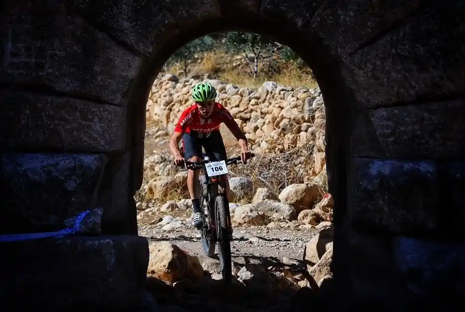 Mardin’de bisikletçiler, Dara Antik Kenti’nde pedal çevirdi
