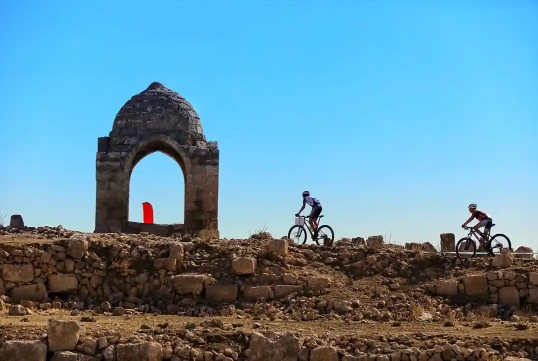 Mardin’de bisikletçiler, Dara Antik Kenti’nde pedal çevirdi
