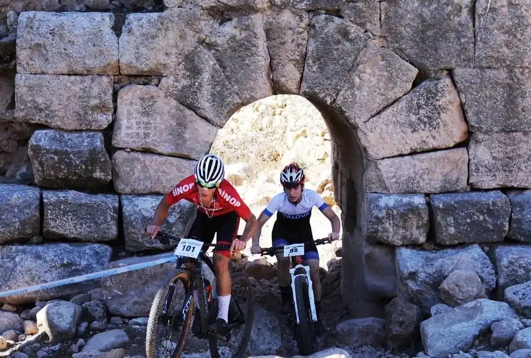 Mardin’de bisikletçiler, Dara Antik Kenti’nde pedal çevirdi
