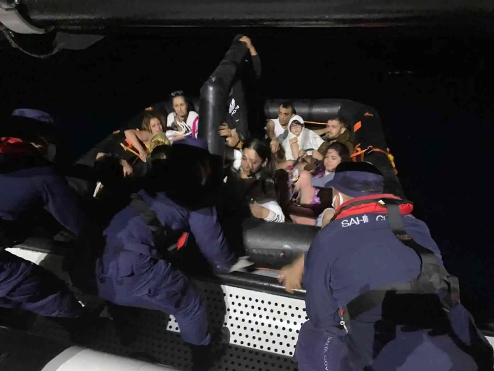 Marmaris'te 13 düzensiz göçmen kurtarıldı