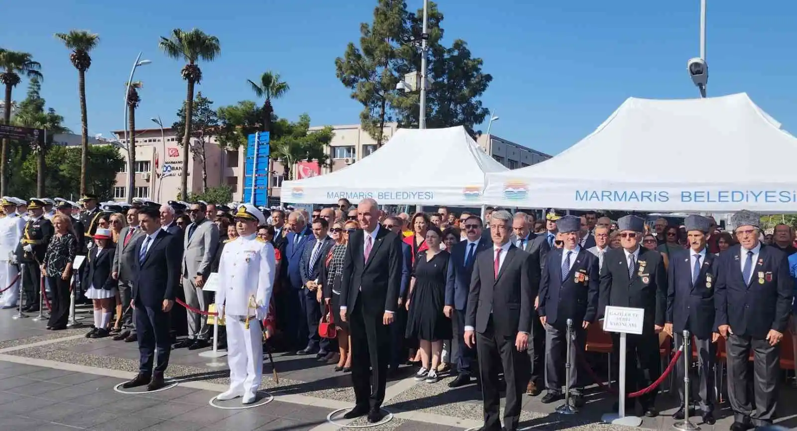 Marmaris'te Cumhuriyet Bayramı dolayısıyla Atatürk büstüne çelenk sunuldu
