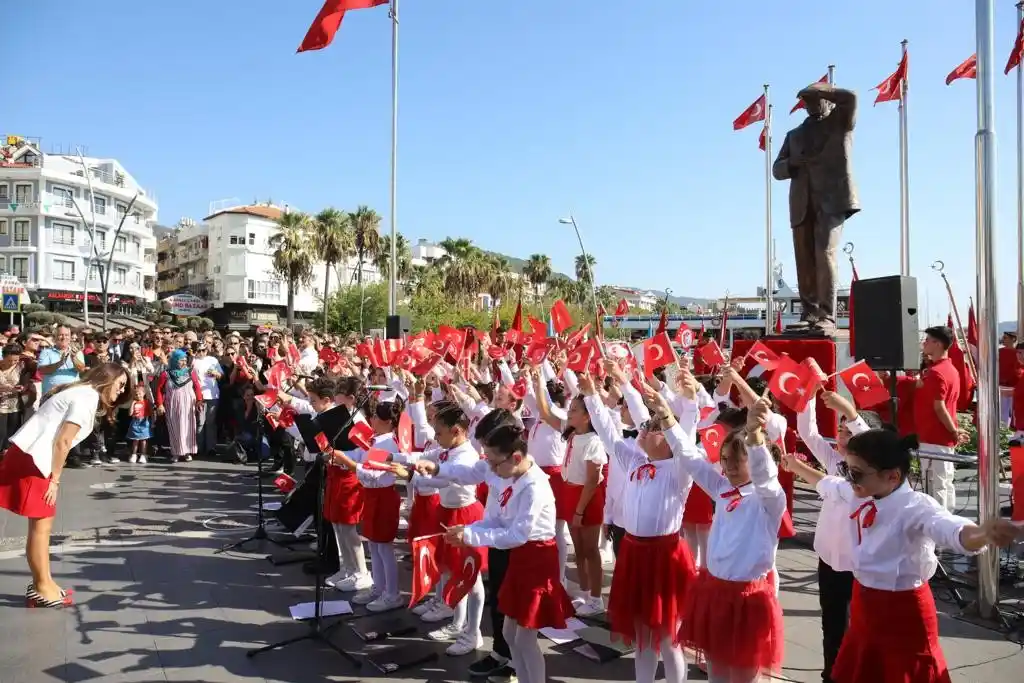 Marmaris’te Cumhuriyet Bayramı dolayısıyla Atatürk büstüne çelenk sunuldu
