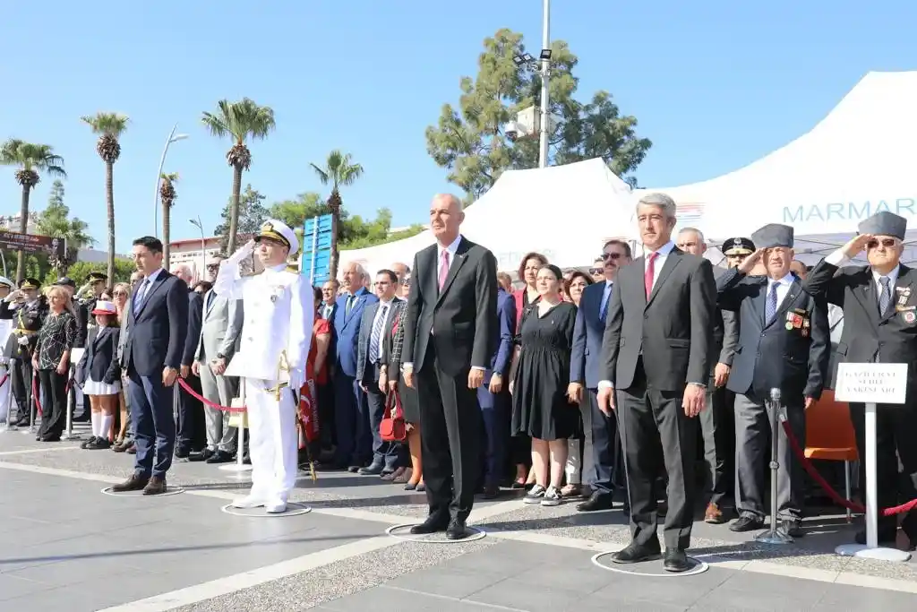 Marmaris’te Cumhuriyet Bayramı dolayısıyla Atatürk büstüne çelenk sunuldu
