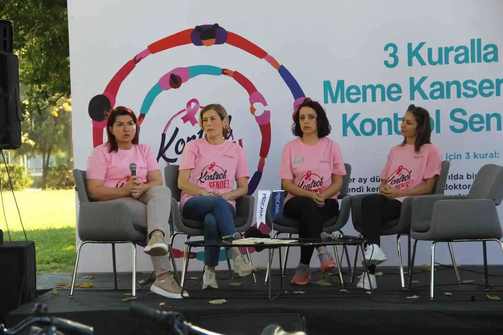 Meme kanseri farkındalığı için süslü kadınlar ve hekimler bir araya geldi