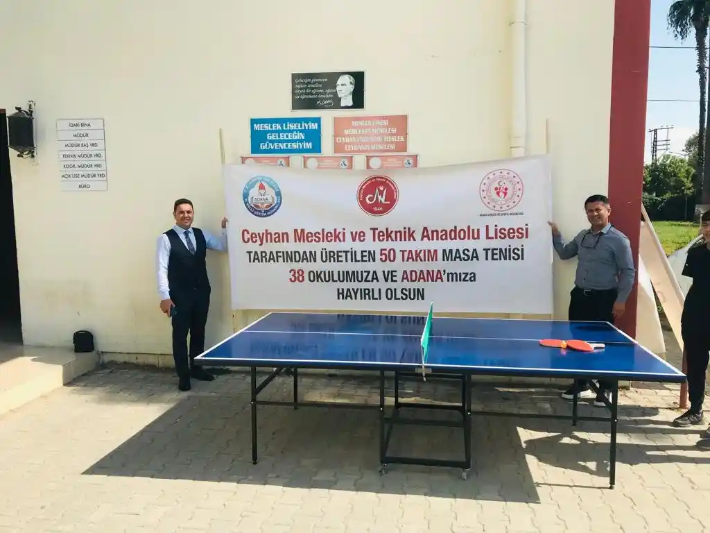 Meslek lisesi öğrencileri, okullara tenis masası üretiyor