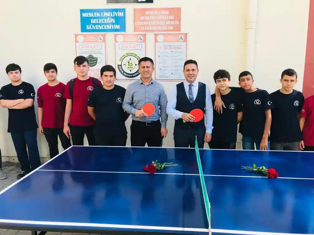 Meslek lisesi öğrencileri, okullara tenis masası üretiyor
