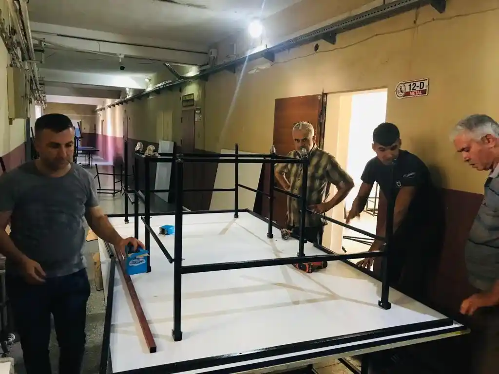 Meslek lisesi öğrencileri, okullara tenis masası üretiyor