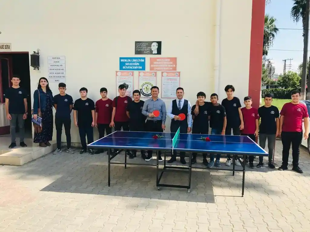 Meslek lisesi öğrencileri, okullara tenis masası üretiyor