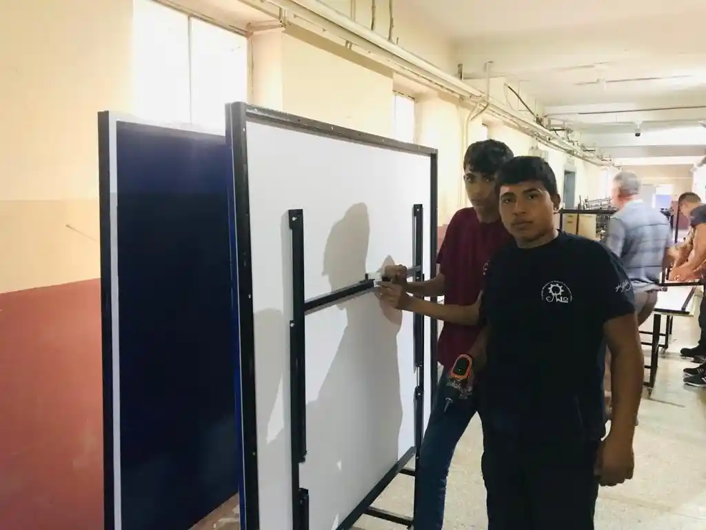 Meslek lisesi öğrencileri, okullara tenis masası üretiyor