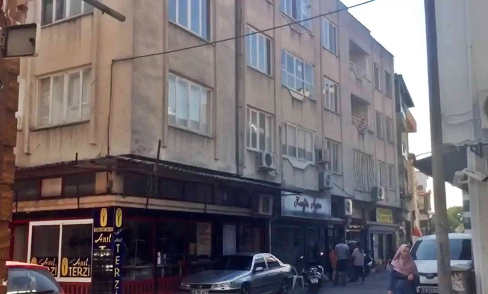 Metrelerce yükseklikten düşen genç kız yaşam savaşı veriyor