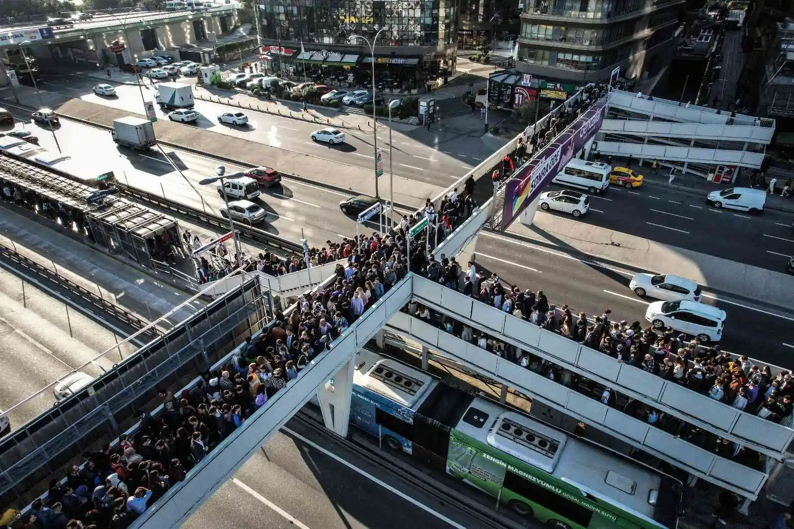 Metrobüse ulaşım kuyruğu üst geçidi kilitledi
