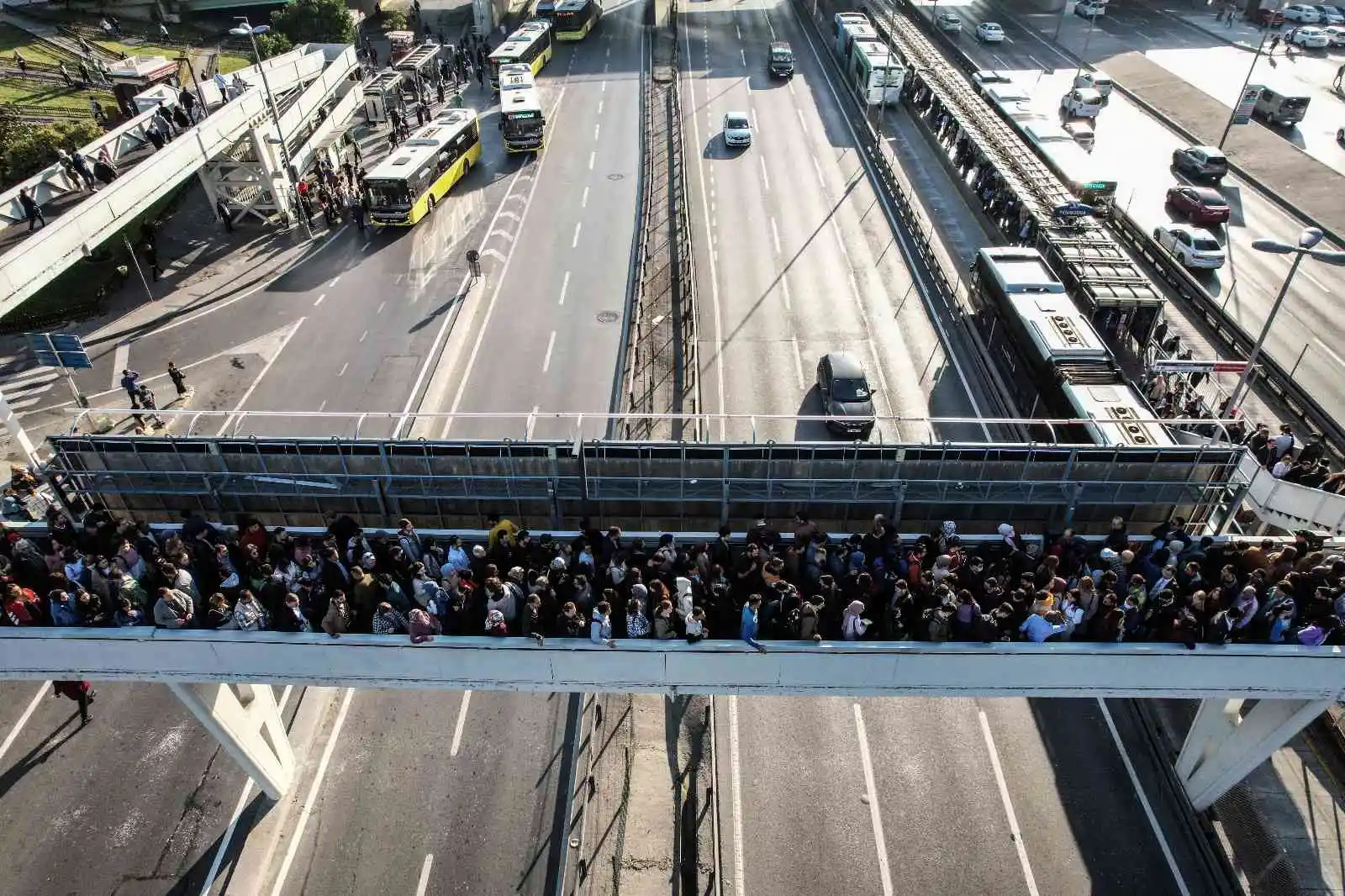 Metrobüse ulaşım kuyruğu üst geçidi kilitledi
