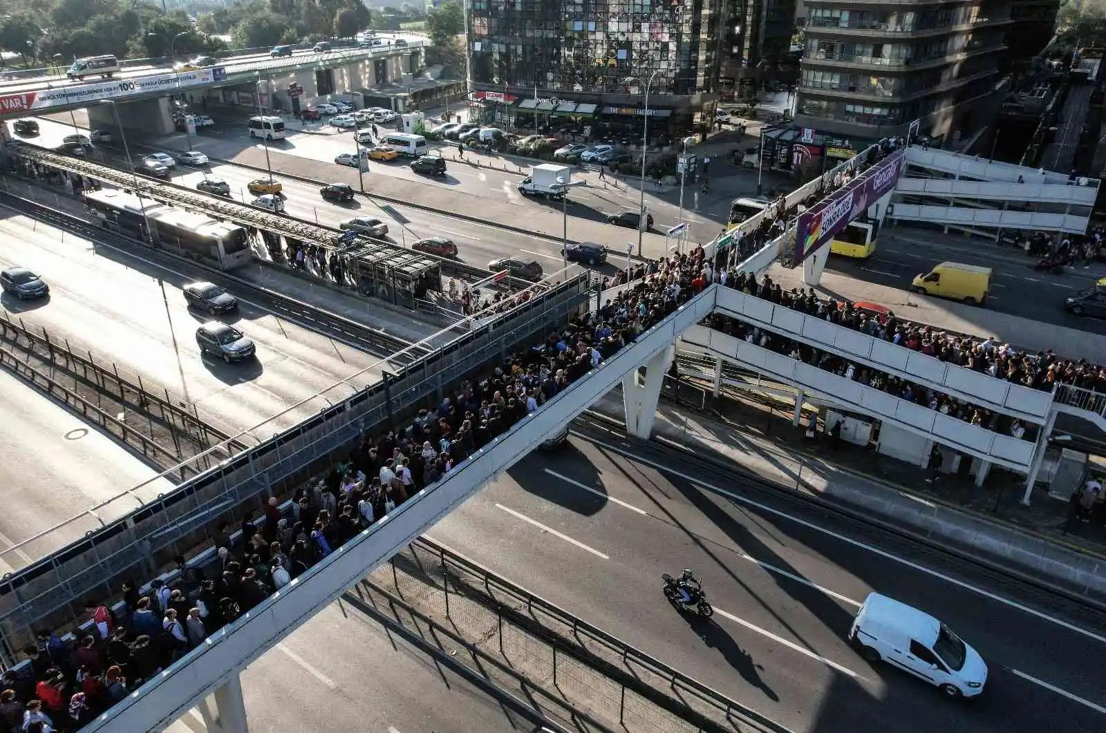 Metrobüse ulaşım kuyruğu üst geçidi kilitledi
